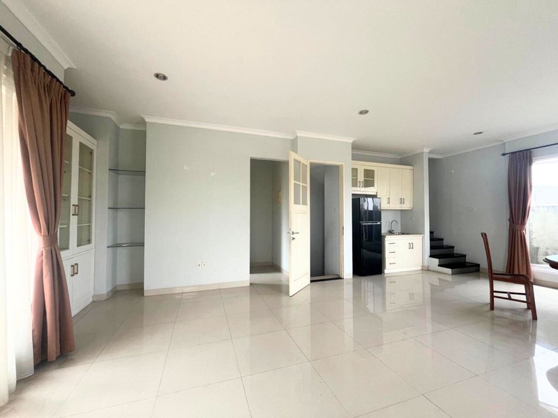 Rumah 3 Lantai di Pejaten Jaksel