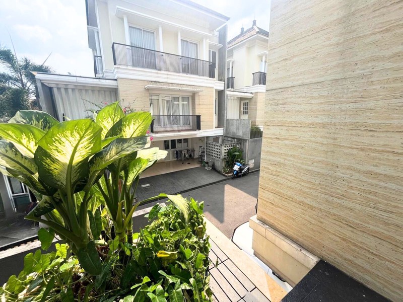 Rumah 3 Lantai di Pejaten Jaksel