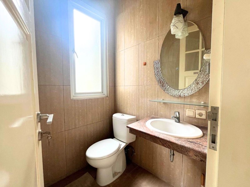 Rumah 3 Lantai di Pejaten Jaksel