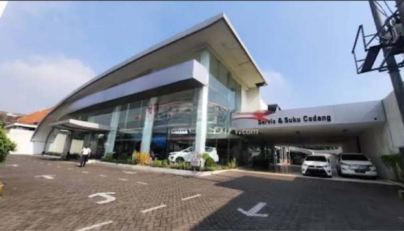 Dijual / Disewakan 3330 m2 Gedung Ex Showroom Mobil Sidoarjo - Nol Jalan Raya Taman Sidoarjo JATIM - Parkiran Mobil Luas Cocok Buat Segala Usaha - HGB