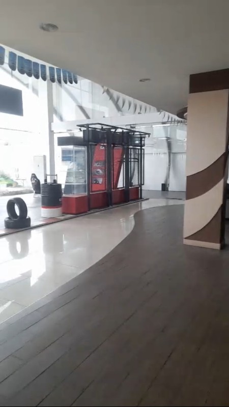 Dijual / Disewakan 3330 m2 Gedung Ex Showroom Mobil Sidoarjo - Nol Jalan Raya Taman Sidoarjo JATIM - Parkiran Mobil Luas Cocok Buat Segala Usaha - HGB