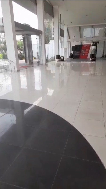 Dijual / Disewakan 3330 m2 Gedung Ex Showroom Mobil Sidoarjo - Nol Jalan Raya Taman Sidoarjo JATIM - Parkiran Mobil Luas Cocok Buat Segala Usaha - HGB