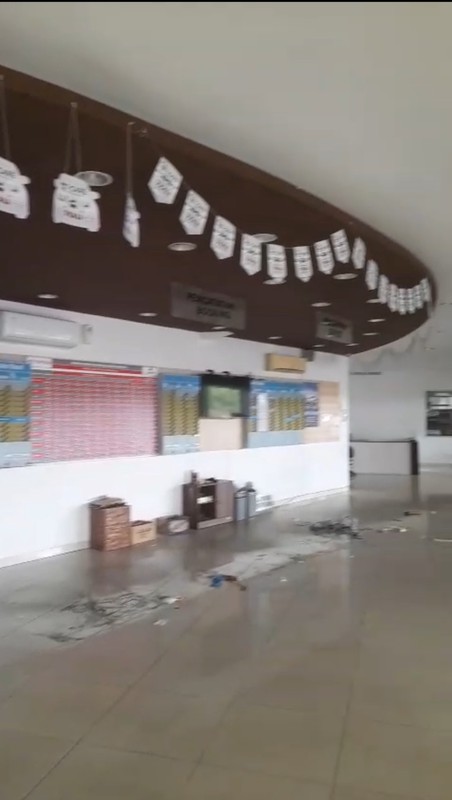 Dijual / Disewakan 3330 m2 Gedung Ex Showroom Mobil Sidoarjo - Nol Jalan Raya Taman Sidoarjo JATIM - Parkiran Mobil Luas Cocok Buat Segala Usaha - HGB