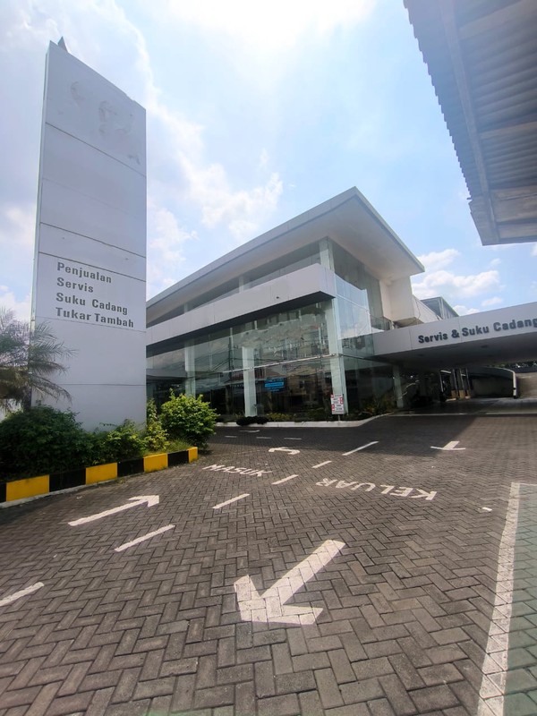 Dijual / Disewakan 3330 m2 Gedung Ex Showroom Mobil Sidoarjo - Nol Jalan Raya Taman Sidoarjo JATIM - Parkiran Mobil Luas Cocok Buat Segala Usaha - HGB