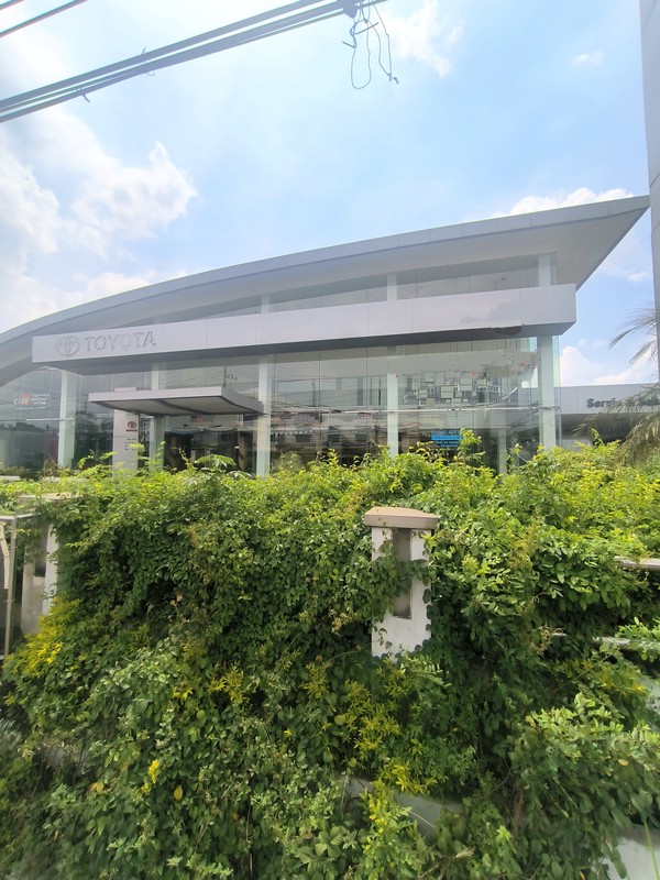 Dijual / Disewakan 3330 m2 Gedung Ex Showroom Mobil Sidoarjo - Nol Jalan Raya Taman Sidoarjo JATIM - Parkiran Mobil Luas Cocok Buat Segala Usaha - HGB