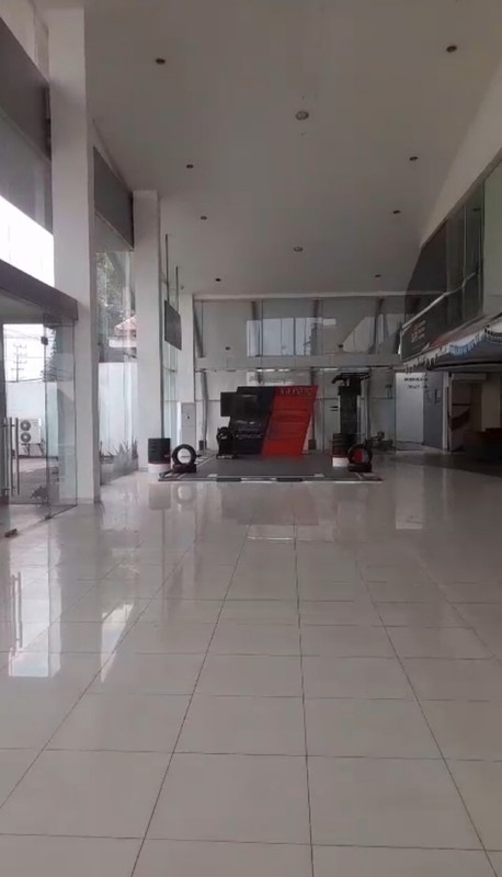Disewakan Gedung 3 Lantai Ex Showroom Mobil Sidoarjo - Nol Jalan Raya Taman Sidoarjo JATIM - Parkiran Mobil Luas Cocok Buat Segala Usaha - HGB