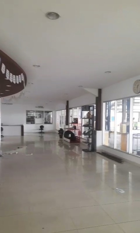 Disewakan Gedung 3 Lantai Ex Showroom Mobil Sidoarjo - Nol Jalan Raya Taman Sidoarjo JATIM - Parkiran Mobil Luas Cocok Buat Segala Usaha - HGB
