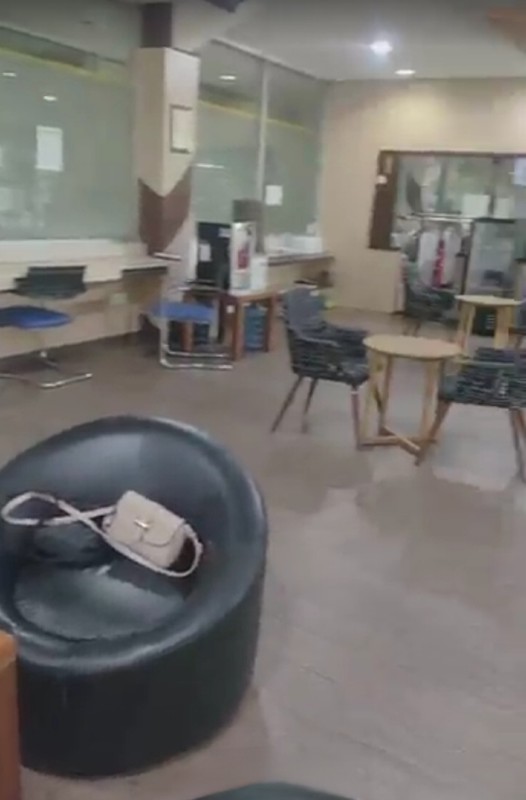 Disewakan Gedung 3 Lantai Ex Showroom Mobil Sidoarjo - Nol Jalan Raya Taman Sidoarjo JATIM - Parkiran Mobil Luas Cocok Buat Segala Usaha - HGB