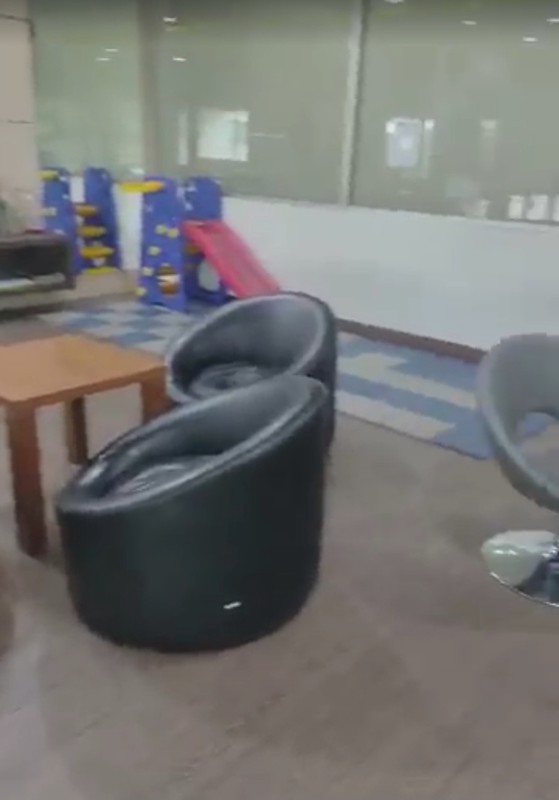 Disewakan Gedung 3 Lantai Ex Showroom Mobil Sidoarjo - Nol Jalan Raya Taman Sidoarjo JATIM - Parkiran Mobil Luas Cocok Buat Segala Usaha - HGB