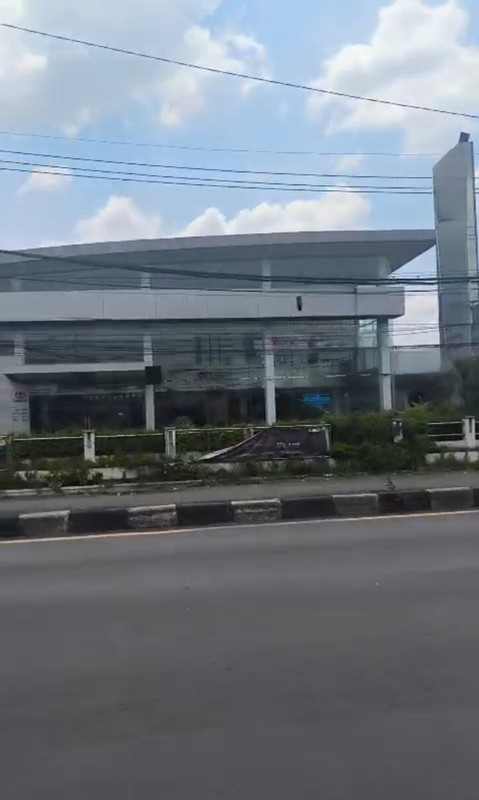 Disewakan Gedung 3 Lantai Ex Showroom Mobil Sidoarjo - Nol Jalan Raya Taman Sidoarjo JATIM - Parkiran Mobil Luas Cocok Buat Segala Usaha - HGB