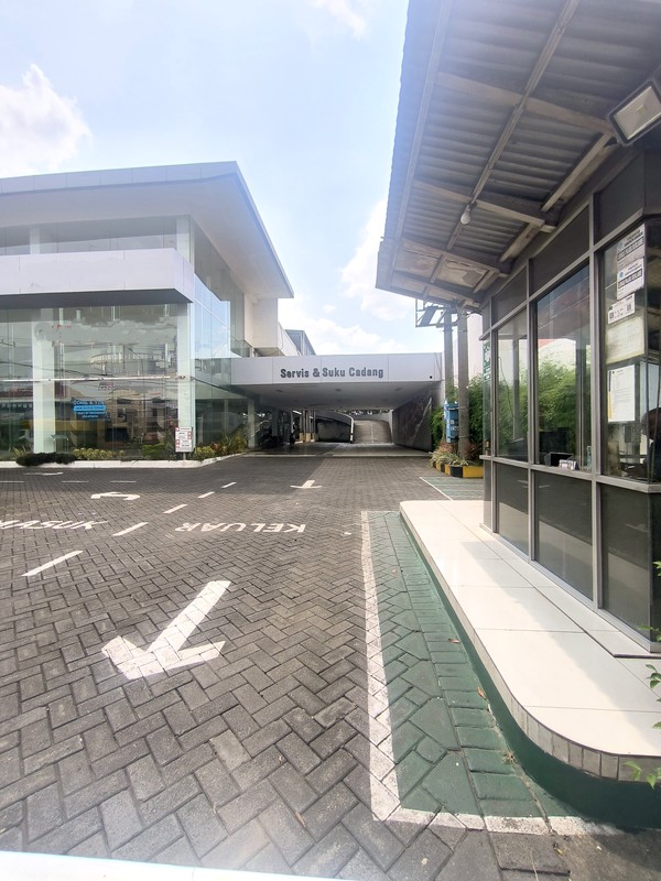 Disewakan Gedung 3 Lantai Ex Showroom Mobil Sidoarjo - Nol Jalan Raya Taman Sidoarjo JATIM - Parkiran Mobil Luas Cocok Buat Segala Usaha - HGB