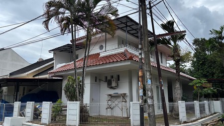 Rumah hook depan taman di Nusa Loka BSD
