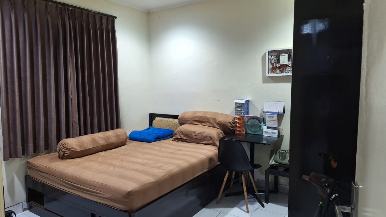 Rumah 1,5 Lantai ,Furnished lokasi Ok ,harga Nego di Semper Barat