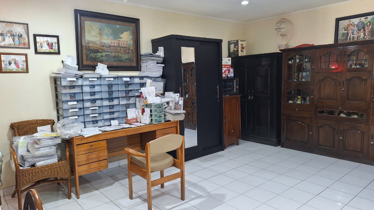 Rumah 1,5 Lantai ,Furnished lokasi Ok ,harga Nego di Semper Barat