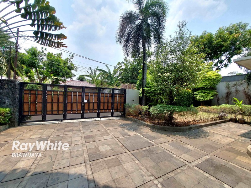 Rumah di Ampera Kemang, Jakarta Selatan, Tanah Besar 888 m2, 5 menit ke Tol JORR