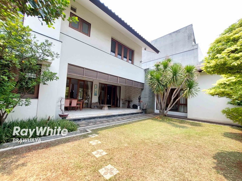 Rumah di Ampera Kemang, Jakarta Selatan, Tanah Besar 888 m2, 5 menit ke Tol JORR