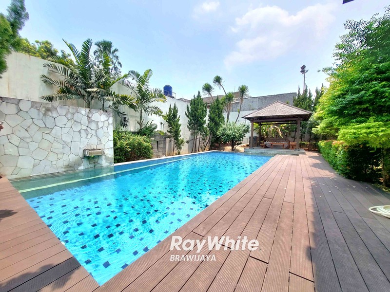 Rumah di Ampera Kemang, Jakarta Selatan, Tanah Besar 888 m2, 5 menit ke Tol JORR