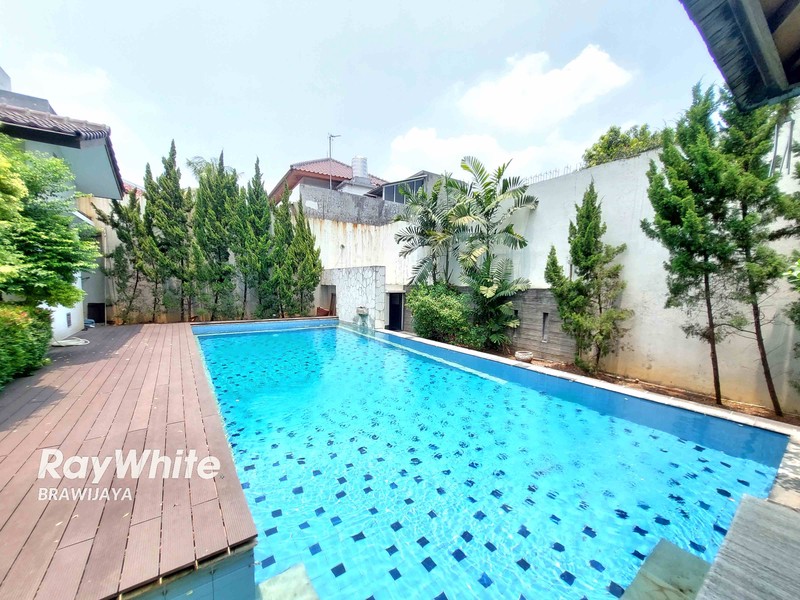 Rumah di Ampera Kemang, Jakarta Selatan, Tanah Besar 888 m2, 5 menit ke Tol JORR