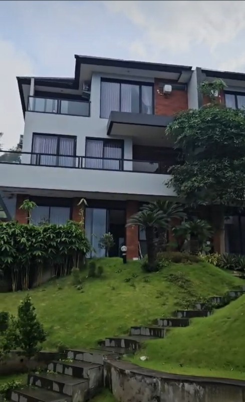 Dijual 1200 m2 Private Pool Rumah Villa Taman Dayu Ciputra Golf Pandaan Jatim - Cluster Sagamore Hills- Semi Furnished - Garasi Carport 11 Mobil Luas - Best View -Lokasi Bagus- Udara Sejuk - Taman Asr