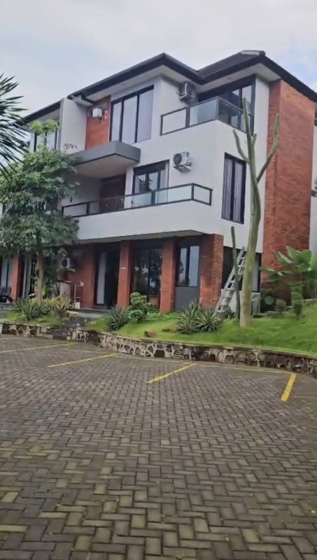 Dijual 1200 m2 Private Pool Rumah Villa Taman Dayu Ciputra Golf Pandaan Jatim - Cluster Sagamore Hills- Semi Furnished - Garasi Carport 11 Mobil Luas - Best View -Lokasi Bagus- Udara Sejuk - Taman Asr