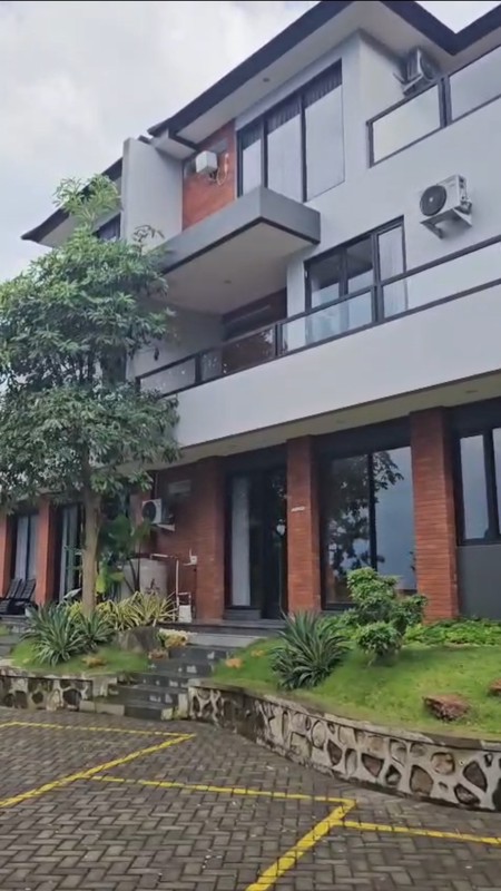 Dijual 1200 m2 Private Pool Rumah Villa Taman Dayu Ciputra Golf Pandaan Jatim - Cluster Sagamore Hills- Semi Furnished - Garasi Carport 11 Mobil Luas - Best View -Lokasi Bagus- Udara Sejuk - Taman Asr