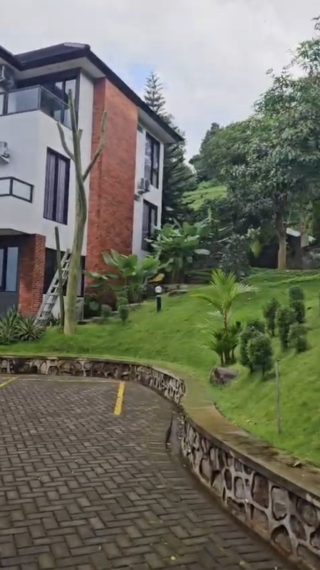 Dijual 1200 m2 Private Pool Rumah Villa Taman Dayu Ciputra Golf Pandaan Jatim - Cluster Sagamore Hills- Semi Furnished - Garasi Carport 11 Mobil Luas - Best View -Lokasi Bagus- Udara Sejuk - Taman Asr