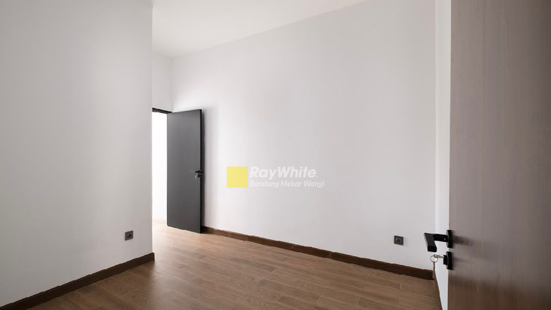 Rumah Baru Modern Tropis di Antapani