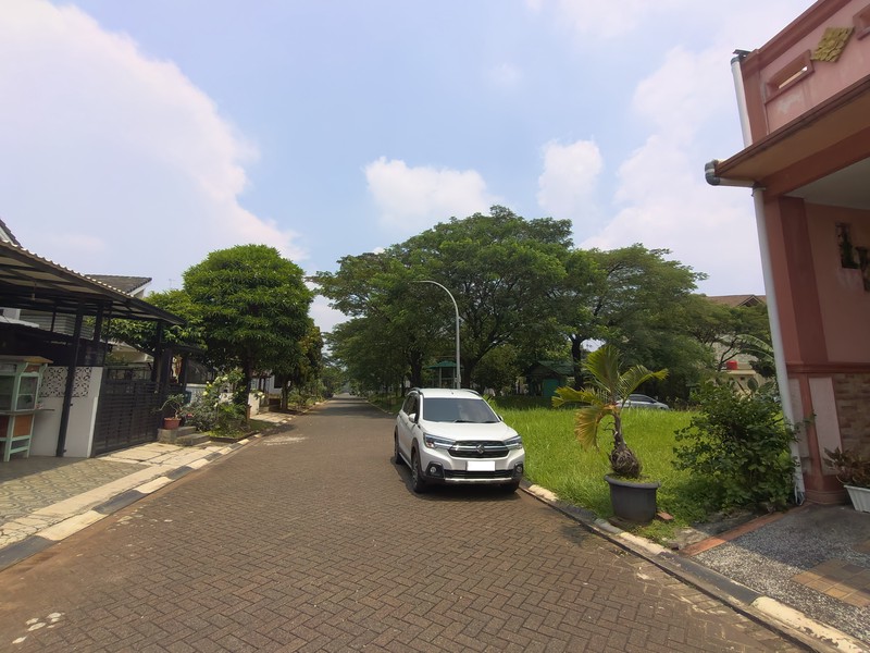 Dijual Rumah Mewah Tiga Lantai di Metland Transyogi