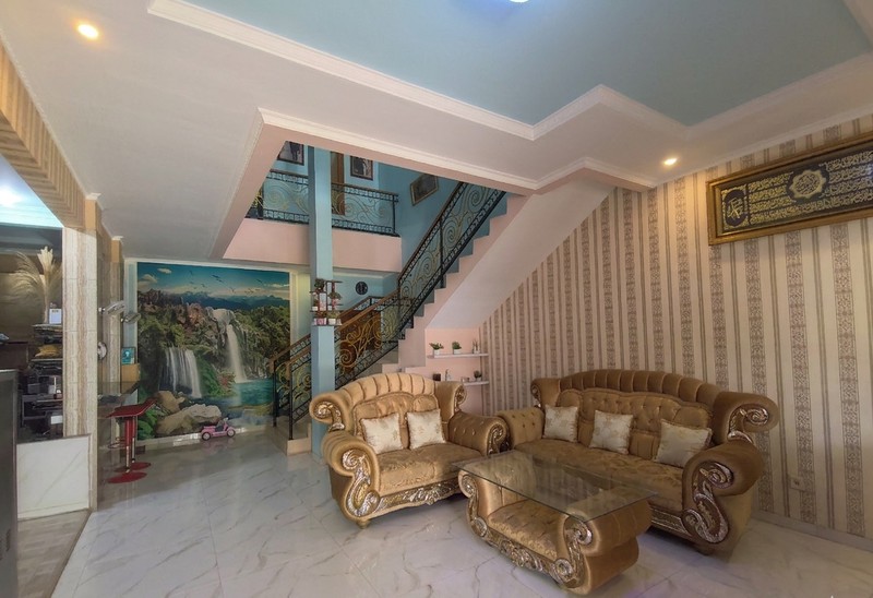 Dijual Rumah Mewah Tiga Lantai di Metland Transyogi