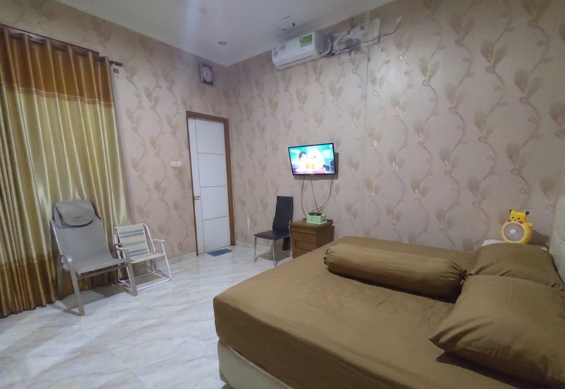 Dijual Rumah Mewah Tiga Lantai di Metland Transyogi