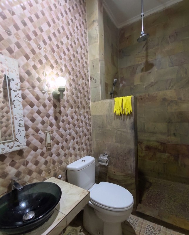 Dijual Rumah Mewah Tiga Lantai di Metland Transyogi