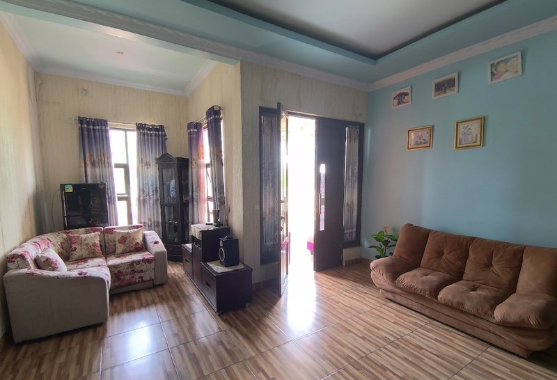 Dijual Rumah Mewah Tiga Lantai di Metland Transyogi