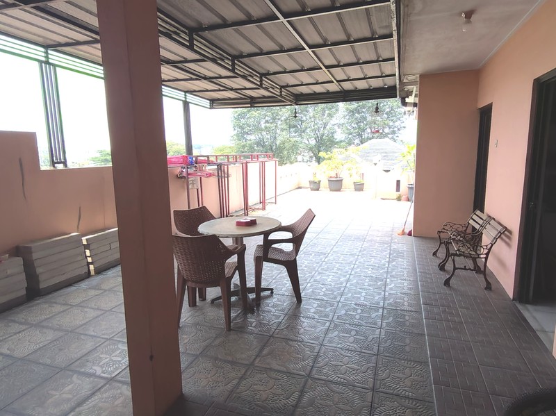 Dijual Rumah Mewah Tiga Lantai di Metland Transyogi