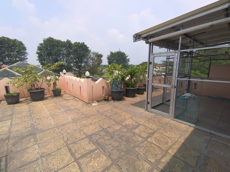 Dijual Rumah Mewah Tiga Lantai di Metland Transyogi