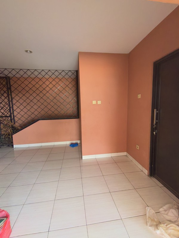 Dijual Rumah Mewah Tiga Lantai di Metland Transyogi