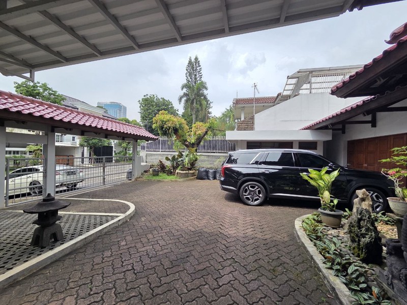 Rumah Mewah Posisi Hook di Jl Sekolah Duta Pondok Indah Lokasi Tenang