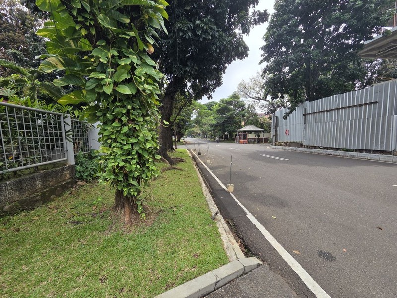 Rumah Mewah Posisi Hook di Jl Sekolah Duta Pondok Indah Lokasi Tenang