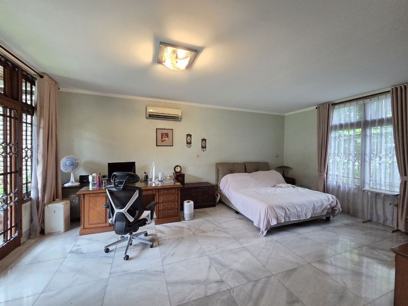 Rumah Mewah Posisi Hook di Jl Sekolah Duta Pondok Indah Lokasi Tenang