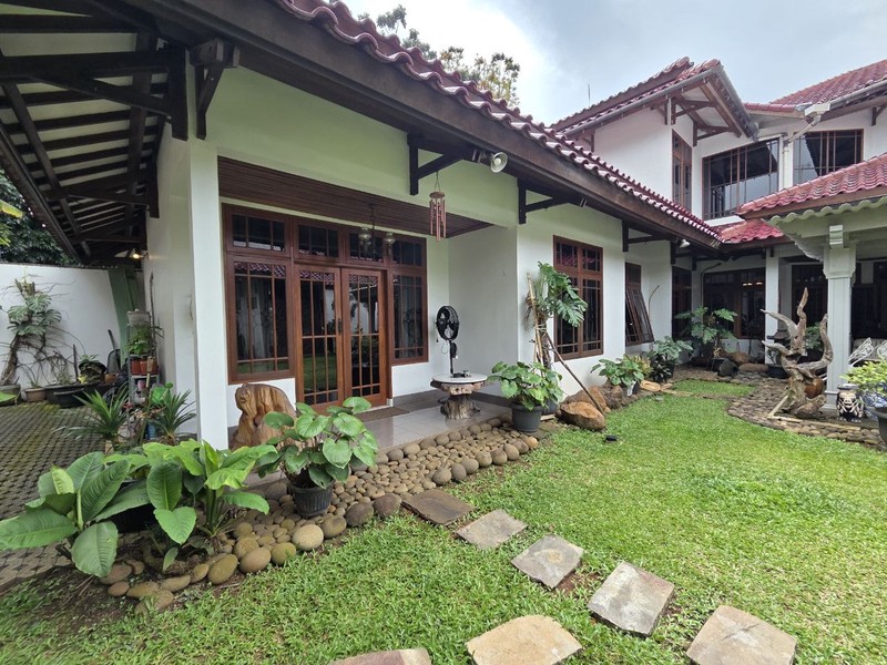 Rumah Mewah Posisi Hook di Jl Sekolah Duta Pondok Indah Lokasi Tenang