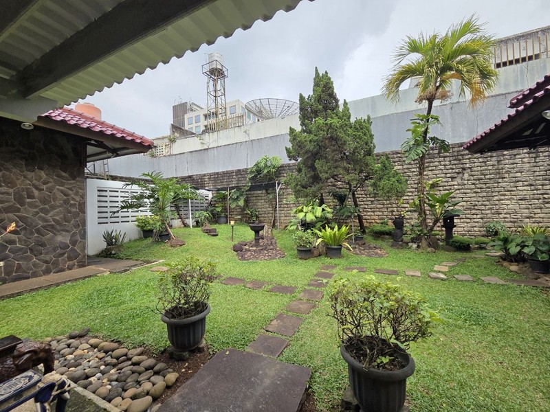 Rumah Mewah Posisi Hook di Jl Sekolah Duta Pondok Indah Lokasi Tenang