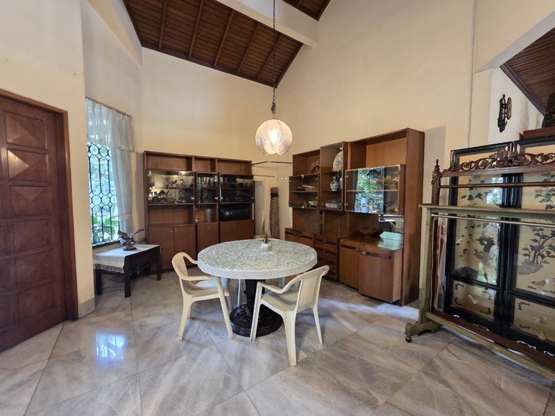 Rumah Mewah Posisi Hook di Jl Sekolah Duta Pondok Indah Lokasi Tenang