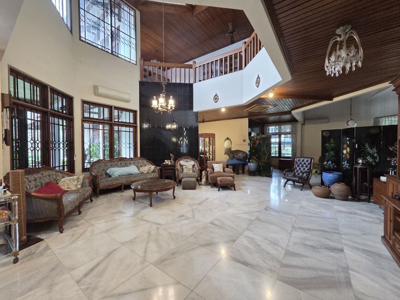 Rumah Mewah Posisi Hook di Jl Sekolah Duta Pondok Indah Lokasi Tenang