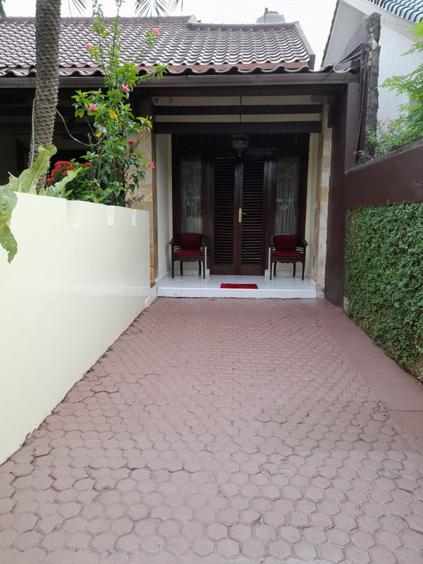 Rumah 2 Lantai Ciputat Strategis Dekat Stasiun & Mall - SHM, Ada Taman & Carport