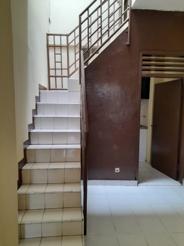 Rumah 2 Lantai Ciputat Strategis Dekat Stasiun & Mall - SHM, Ada Taman & Carport