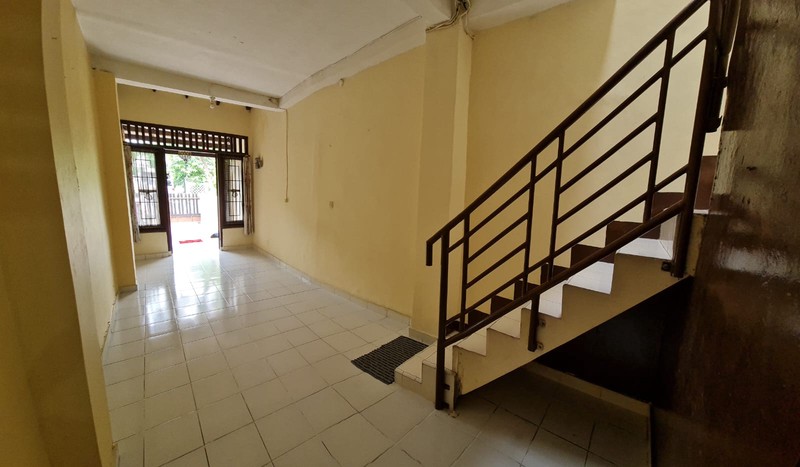 Rumah 2 Lantai Ciputat Strategis Dekat Stasiun & Mall - SHM, Ada Taman & Carport