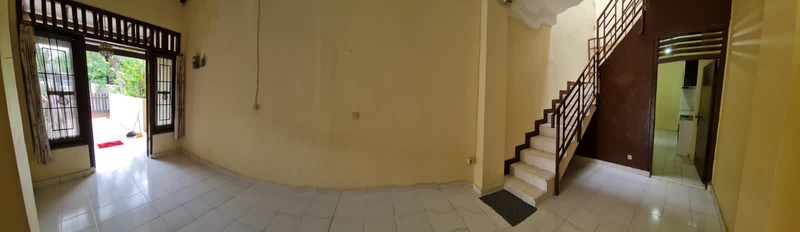 Rumah 2 Lantai Ciputat Strategis Dekat Stasiun & Mall - SHM, Ada Taman & Carport!