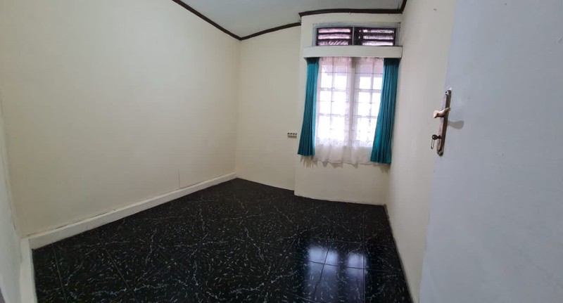 Rumah 2 Lantai Ciputat Strategis Dekat Stasiun & Mall - SHM, Ada Taman & Carport!