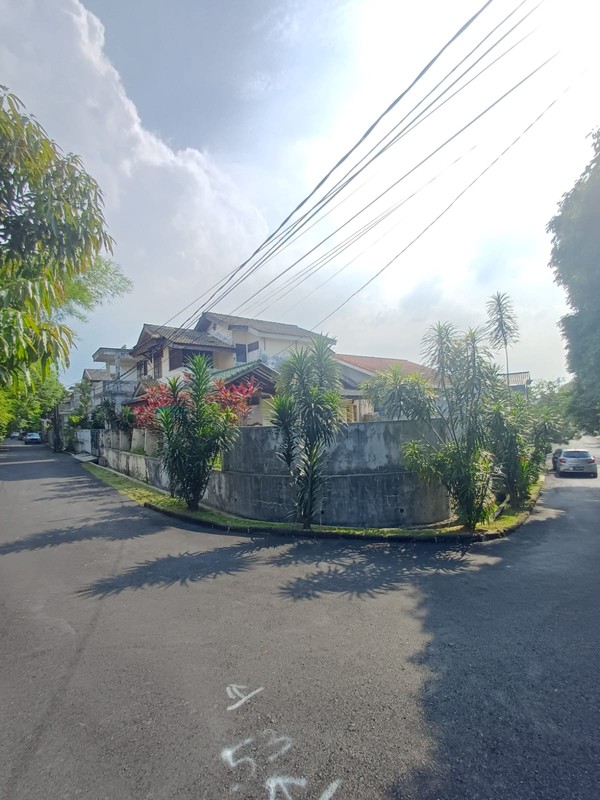 Rumah di HOEK Luas Bintaro Sektor 9 LT 350 m² - 4+2 KT, SHM, Taman Depan & Samping