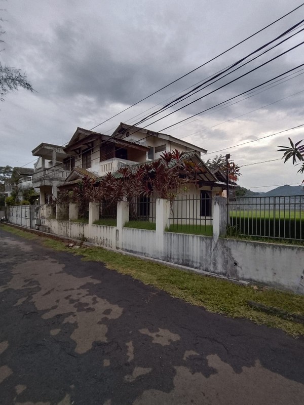 Rumah di HOEK Luas Bintaro Sektor 9 LT 350 m² - 4+2 KT, SHM, Taman Depan & Samping