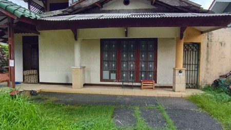 Rumah di HOEK Luas Bintaro Sektor 9 LT 350 m² - 4+2 KT, SHM, Taman Depan & Samping.